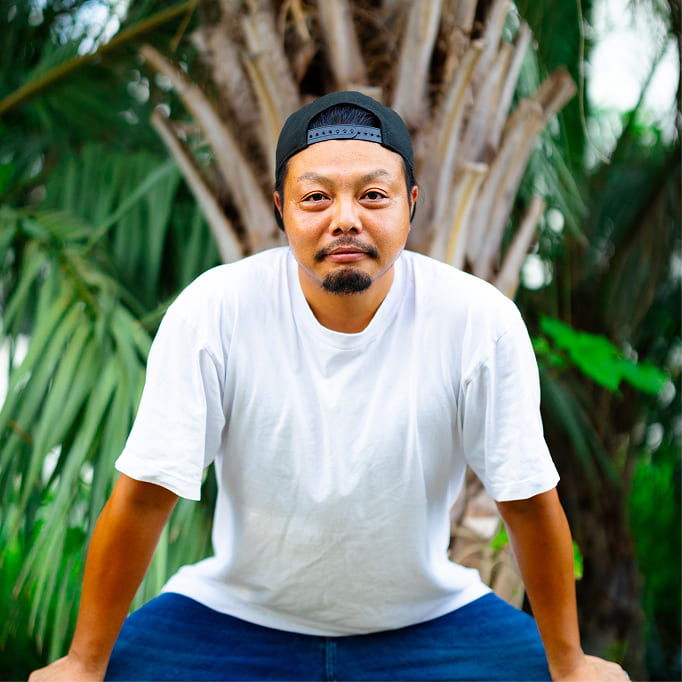 代表が笑顔で座っている写真