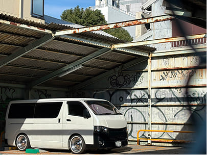 倉庫前の車の写真
